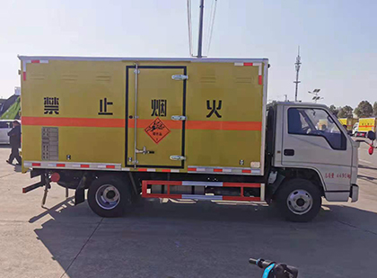 金凤爆破器材运输车工人安全操作规范与智能技术保障